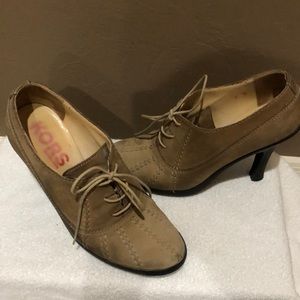 Brown leather Michael Kors bottle size 7